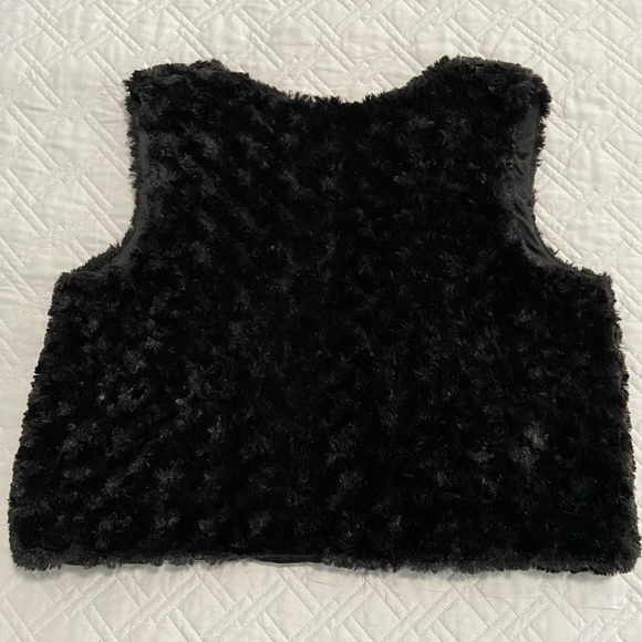 black vest with faux fur trim, in very good condition size XL - Picture 3 of 3